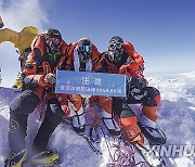 (SP)CHINA-XIZANG-MT. QOMOLANGMA-MOUNTAINEER