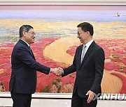 CHINA-BEIJING-CAMBODIA-HAN ZHENG-SOK CHENDA SOPHEA-MEETING (CN)