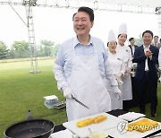 앞치마 두른 尹대통령, 기자들과 용산 마당서 김치찌개 만찬(종합)