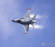 우크라 조종사들 美 본토서 F-16 훈련 마쳐