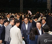 '대통령의 저녁 초대' 마친 윤석열 대통령