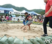 [mhn포토] 서원장사 씨름대회, 절대 지지 않아