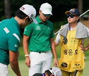 [mhn포토] 백승열 경기위원 '홀 컵 긴급 보수~'