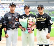 [포토] 추신수-최정 축하 받는 최정, 최다홈런 신기록 시상식