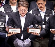 김호중 결국 ‘구속’됐는데…팬덤 “정치 희생양 아니길” 성명