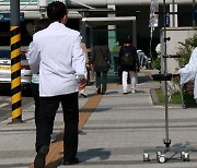 의대교수들 '일주일 휴진' 철회하나…"정부 꿈쩍 안할 게 뻔해"