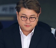 김호중 구속에도…팬들은 "정치권 이슈 은폐 용도 아니길"