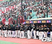 KBO 최다 홈런 신기록 세운 최정, '홈 만원 관중 앞 시상식' [사진]