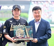 KBO 최다 홈런 신기록 세운 최정, '민경삼 단장에게 축하 황금 배트 선물 받으며' [사진]