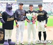 최정 최다 홈런 신기록 및 4000루타 달성 축하 전하는 추신수-채은성 [사진]