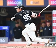 SSG 정준재, '배트 부러지며 류현진 상대 내야 안타' [사진]