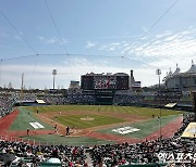 '류현진-오원석 맞대결'에 랜더스필드가 들썩인다...SSG, 시즌 3번째 홈경기 매진 [인천 현장]