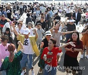 인천항서 외국인 1만명 파티…닭강정 6천마리 공수 비결은