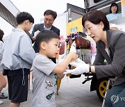 '어린이 우리 강 그리기 대회' 참석한 한화진 장관