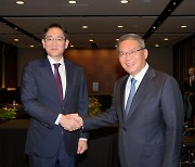 [Photo News] Samsung chief meets Chinese premier