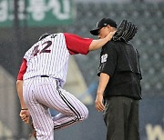 김진성, 이영재 심판 어깨 잠시만 [사진]