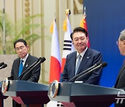 리창 중국 총리 발언 경청하는 윤석열 대통령