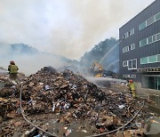 창녕 야적장 폐지 화재 55시간 만에 완전 진화…인명피해 없어(종합)