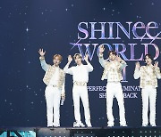 [Herald Review] Shinee wraps up 6th world tour with Onew back from hiatus