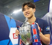 PSG 3관왕 안긴 이강인 영입 비화..."빌라-아틀레티코-맨유 제치고 영입" -> "대박 났네"