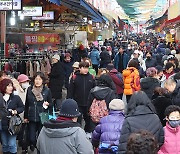 “값 저렴하고 레트로 낭만까지”… 전통시장 즐겨찾는 2030