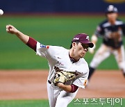 '구속 136.6km→ERA 2.68' 신인왕 후보의 미스터리, 이강철이 풀었다 "고개까지 틀더라"