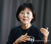 인터뷰하는 정김경숙