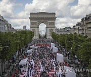 APTOPIX Paris Giant Picnic