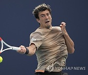 French Open-Spectator Hit Tennis