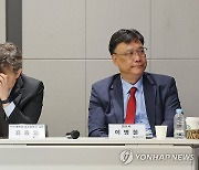 오세옥 교수협의회장 발표 듣는 김종일 교수협의회장-이병철 변호사