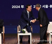 尹, 中에 탈북민 문제 협조 요청…리창 "한국 우려 잘 알아"