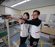 양지인 지도하는 장갑석 감독