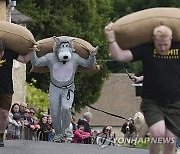 Britain Woolsack Races