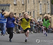 Britain Woolsack Races