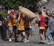 Britain Woolsack Races