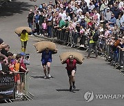 Britain Woolsack Races