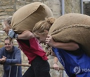 Britain Woolsack Races