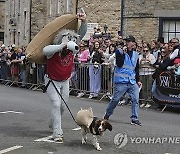 Britain Woolsack Races