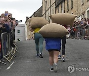 Britain Woolsack Races