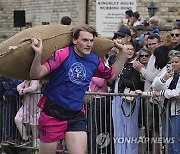 Britain Woolsack Races