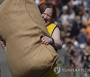 Britain Woolsack Races