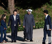 창덕궁에서 모하메드 UAE 대통령과 산책하는 윤석열 대통령