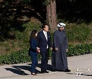 창덕궁에서 모하메드 UAE 대통령과 산책하는 윤석열 대통령