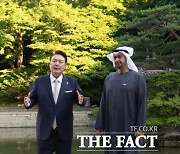 尹, '첫 국빈 방한' UAE 대통령과 창덕궁 산책·학무 관람  