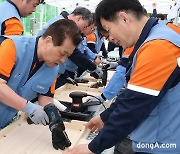 포스코그룹, 전사 봉사활동 주간 운영… 장인화 회장 포항서 목공·도색 등 구슬땀