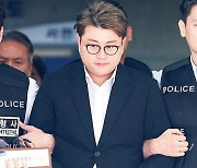 김호중, 협조 한다더니…아이폰 3대 중 일부 비번만 불었다