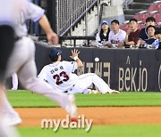 [MD포토] 몸 날리는 강승호 '잡아야 하는데'