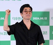 포즈 취하는 조하석