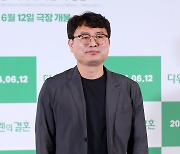 포즈 취하는 임찬익 감독