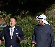 창덕궁 산책하는 윤 대통령과 무함마드 UAE 대통령